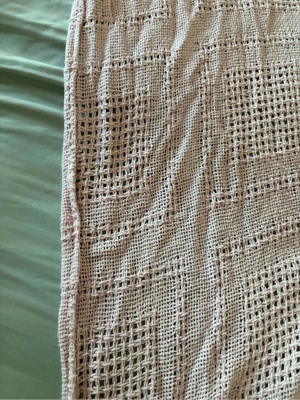 Light Pink 100% Cotton Queen Sized Blanket - Soft Patterned Blanket